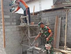Babinsa Koramil Sanankulon Beserta Warga Masyarakat Membantu Rehab Rumah Milik Bapak Karmono