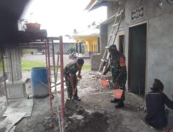 Tingkatkan Sinergitas, Babinsa Koramil 1710-03/Kuala Kencana Bantu Membangun Rumah Warga