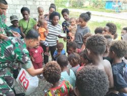 Peduli Kesehatan Anak Dimasa Pertumbuhan, Babinsa Koramil 1710-07/Mapurujaya Bagikan Makanan Tambahan