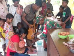 Babinsa Koramil 1710-03/Kuala Kencana Bagikan Makanan Tambahan Kepada Anak Di Wilayah Binaan