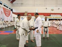 Letjen TNI Nyoman Cantiasa disematkan Dan Kehormatan Oleh PP INKAI saat latihan Para Master Karate Jepang