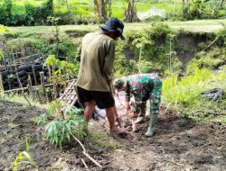 Babinsa Turut dalam Karya Bakti untuk Pembuatan Saluran Air
