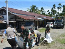 Anggota Kodim 1710/Mimika Gelar Karya Bakti Di Pasar Jiliale