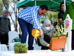 Kunjungi Bandung, Panglima TNI Ziarah ke Makam Ayahanda
