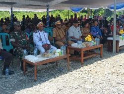 Sebagai Wujud Kebersamaan Dalam Pembangunan, Babinsa Koramil 1710-03/Kuala Kencana Hadiri Peresmian Balai Kampung Karya Kencana