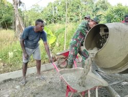 Kebersamaan Dan Kedekatan Terlihat Saat Babinsa Koramil 1710-07/Mapurujaya Menggelar Kerja Bakti Pengecoran Jalan Bersama Warga Binaan