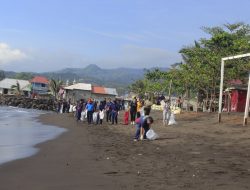 Tanggulangi Pencemaran Lingkungan, Bakamla RI Bersihkan Pesisir Pantai
