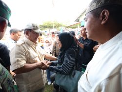 Menhan Prabowo Beri Santunan Kepada Korban Erupsi Gunung Marapi di Kabupaten Agam, Sumbar