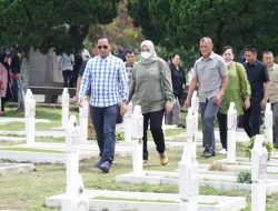 Panglima TNI Ziarah ke Makam Ayahanda di Bandung