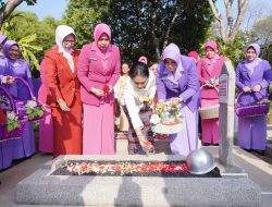 Sambut Hari Ibu Ke-95, Ketum Dharma Pertiwi Ziarah dan Tabur Bunga di TMPNU Kalibata