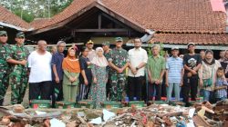 Panglima TNI Menyalurkan 1.000 Paket Sembako bagi Korban Gempa Sumedang