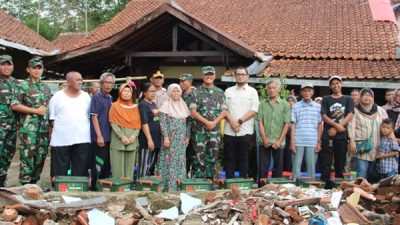 Panglima TNI Menyalurkan 1.000 Paket Sembako bagi Korban Gempa Sumedang