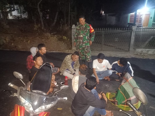 Babinsa Karanggede Komsos Bersama Pemuda dalam Cegah Kenakalan Remaja