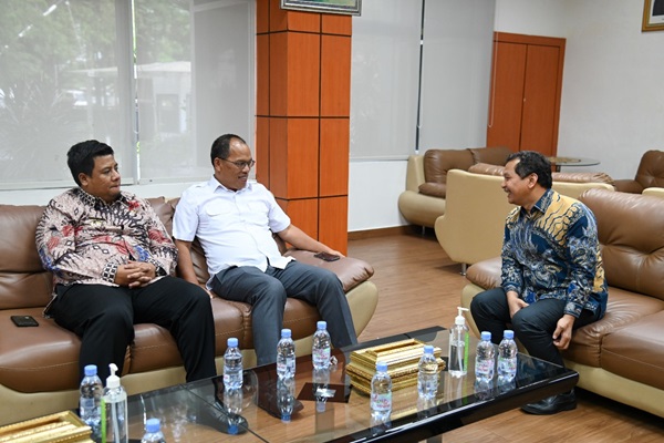 Bupati Samosir Menyerahkan Laporan Keuangan Unaudited Pemkab Samosir 2023 ke BPK RI Perwakilan Sumut di Medan