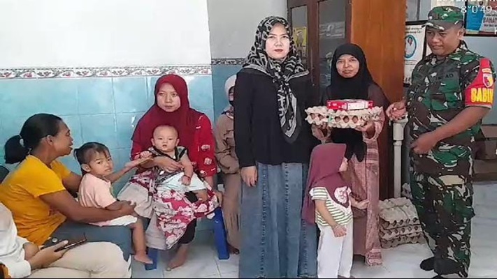 Serda Cahyo EP. Babinsa Koramil 080808 Udanawu Pemberian Makanan Tambahan Upaya dalam Mencegah Stunting