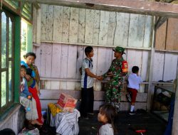Peduli Dengan Warga Di Wilayah Binaannya, Babinsa Koramil 1710-03/Kuala Kencana Bantu Rehab Rumah Warga Kurang Mampu