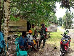 Melalui Komsos, Babinsa 03/Kuala Kencana Ajak Warga Jaga Kamtibmas