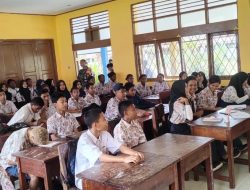 Babinsa Koramil 1710-03/Kuala Kencana Berikan Materi Matematika Dengan Metode Gasing Kepada Siswa-Siswi SMPN 3 Mimika