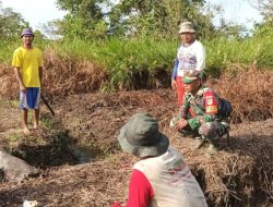 Babinsa Kuala Kencana Bantu Masyarakat Buka Lahan Pertanian