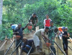 Semangat Warga Desa Malbufa Dalam Pengecoran Bak Air Program TMMD Ke-123 Kodim 1510/Sula