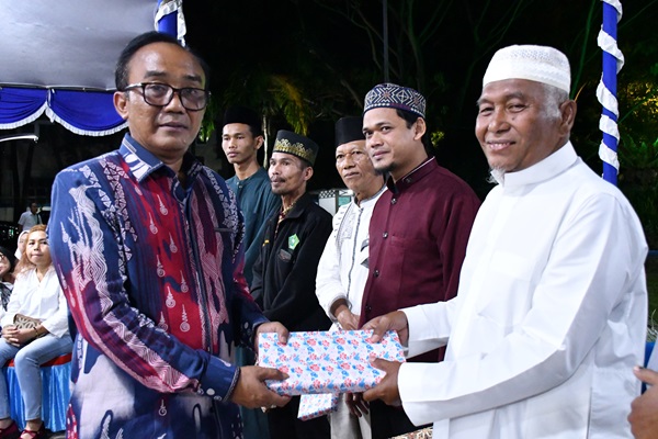 Bersamaan dengan Buka Puasa Bersama Warga Muslim Samosir, Pemkab Melakukan Pisah Sambut Kapolres Samosir