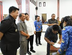 Pemkab dan DPRD Samosir Tandatangani MoU Penetapan Dua Ranperda di Gedung DPRD