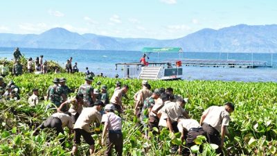 Dukung TNI Manunggal Menjaga Kelestarian Danau Toba, Pemkab Samosir dan Forkopimda Gelar Aksi Bersih Eceng Gondok