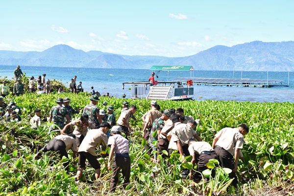 Dukung TNI Manunggal Menjaga Kelestarian Danau Toba, Pemkab Samosir dan Forkopimda Gelar Aksi Bersih Eceng Gondok