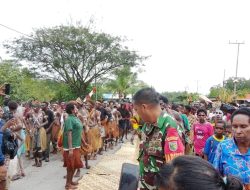 Babinsa Koramil Mapurujaya Hadiri Penyambutan Sekaligus Pengamanan Kedatangan Uskup Timika Di Wilayah Binaan