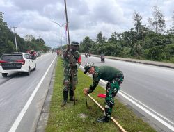 Sambut Bulan Kemerdekaan, Kodim 1710/Mimika Pasang Bendera Merah Putih Di Sepanjang Jalan
