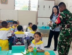 Babinsa Koramil 1710-02/Timika Dampingi Pelaksanaan Makan Bergizi Gratis (MBG) Di Wilayah Binaannya
