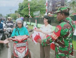 Tumbuhkan Rasa Cinta Tanah Air Jelang Peringatan HUT RI Ke-80 Tahun 2025, Anggota Koramil Timika Bagikan Bendera Merah Putih Bagi Pengguna Jalan