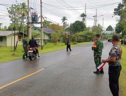 Babinsa Koramil 1710-07/Mapurujaya Semarakan HUT RI Ke-80, Bagikan Bendera Merah Putih Kepada Pengguna Jalan