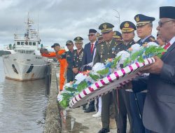 Dandim 1710/Mimika Ikuti Upacara Tabur Bunga di Pelabuhan Poumako Dalam Rangka Memperingati HUT Ke-80 Kemerdekaan RI