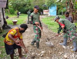 Bakti Nyata Jelang HUT Ke-80 TNI, Kodim 1710/Mimika Perbaiki Jalan Kampung