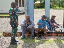 Babinsa Koramil Timika Komsos dengan Warga, Jalin Silaturahmi dan Kebersamaan