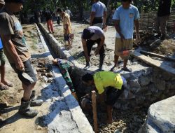 Gotong Royong Tanpa Lelah, Satgas TMMD Kodim 1505/Tidore Bangun Drainase Demi Desa Lebih Baik