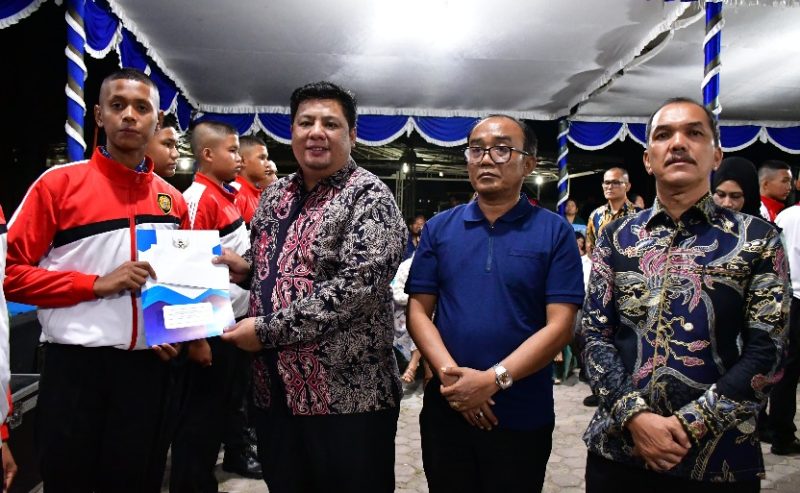 Sukses dalam Jalankan Tugas Kenegaraan, Paskibraka Menerima Penghargaan dari Bupati Samosir