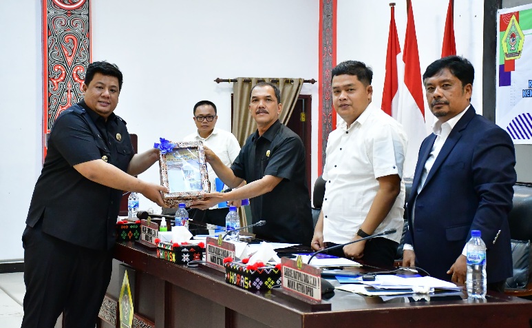 Empat Ranperda dan KUA-PPAS APBD 2026 Disampaikan oleh Bupati Samosir melalui Nota Pengantar