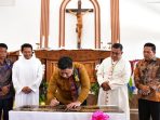 Bupati Samosir Bersama Uskup Agung Medan Resmikan Gereja Katolik Stasi Kristus Raja Sangkal lewat Penandatanganan Prasasti