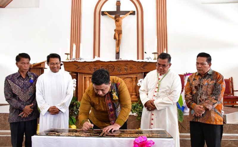 Bupati Samosir Bersama Uskup Agung Medan Resmikan Gereja Katolik Stasi Kristus Raja Sangkal lewat Penandatanganan Prasasti