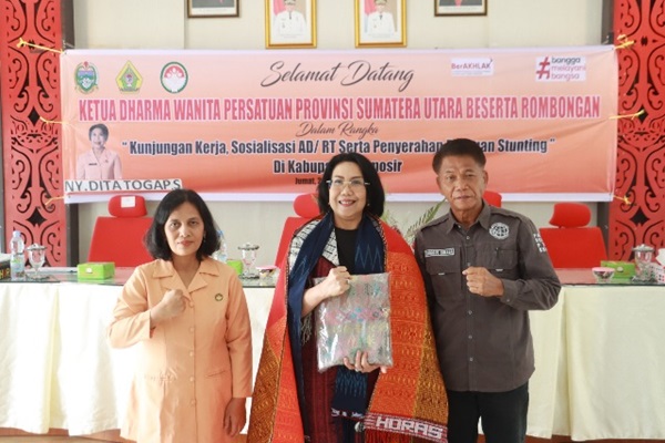 Dharma Wanita Persatuan Provinsi Sumut Berikan Bantuan untuk Atasi Stunting di Samosir