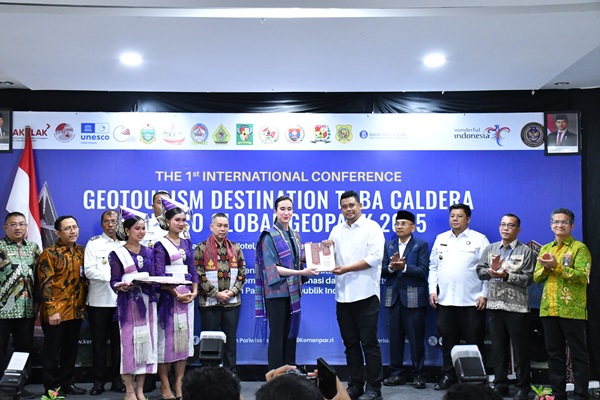 Gubsu dan Bupati Samosir Bersama-Sama Hadiri Konferensi Pertama Geowisata Kaldera Toba UNESCO Global Geopark 2025