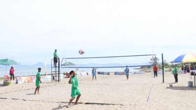 Turnamen Voli Pantai Piala Bupati Samosir 2025 Resmi Dimulai, Sekda Marudut Tua Sitinjak Buka Kegiatan di Pantai Indah Situngkir