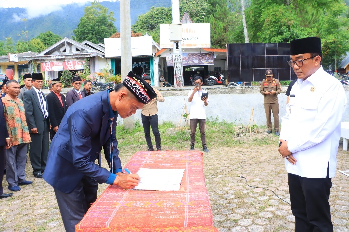 Wakil Bupati Samosir Kukuhkan Anggota BPD Simanindo yang Mendapat Perpanjangan Masa Jabatan