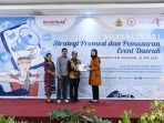 Wakil Bupati Samosir Beri Penghargaan kepada Lamhot Sinaga dan Kemenpar RI yang Dorong Promosi dan Pemasaran Event Daerah