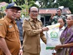 Masyarakat Kurang Mampu Terima Bantuan Pangan Beras CPP yang Disalurkan oleh Wabup Samosir
