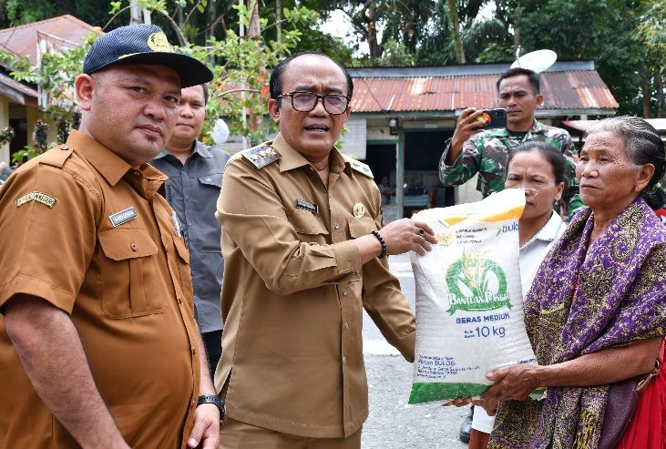 Masyarakat Kurang Mampu Terima Bantuan Pangan Beras CPP yang Disalurkan oleh Wabup Samosir