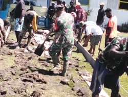 Perkokoh Kemanunggalan, Babinsa Koramil Kokonao Bersama Warga Binaan Gotong Royong Cor Jalan Gereja
