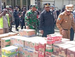 Dandim 1714/PJ Dampingi Bupati Puncak Serahkan Sembako Untuk Masyarakat Pengungsi di Kab. Puncak Jaya